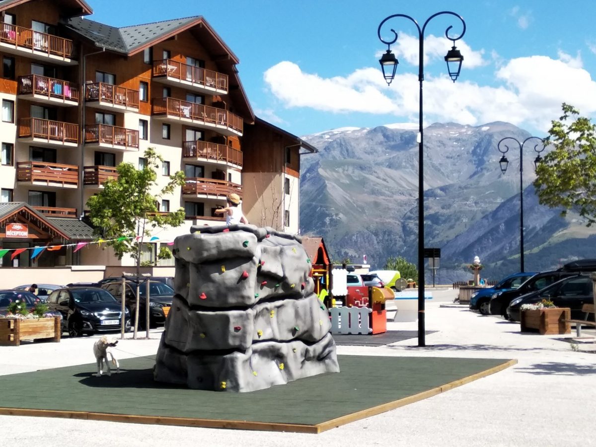 Auris Place des Orgières été