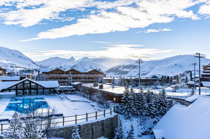 Outdoor heated swimming pool_Alpe d’Huez