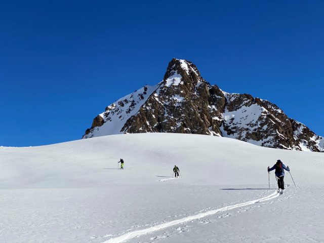 Crossing the Grandes Rousses in ski touring_Oz-en-Oisans