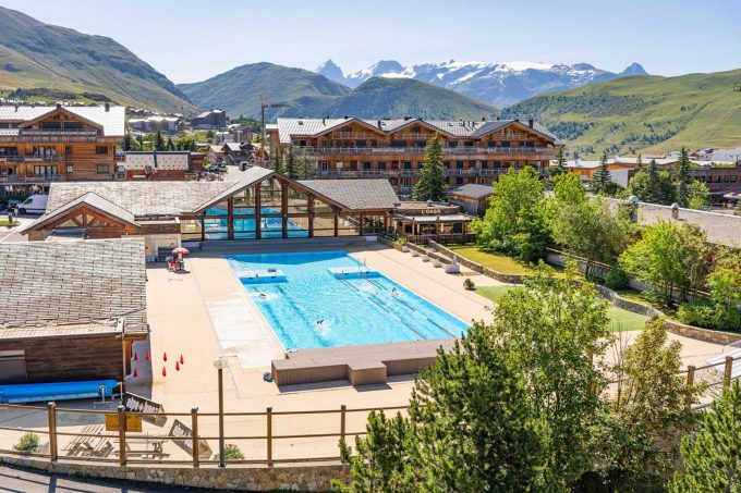 Outdoor heated swimming pool_Alpe d’Huez