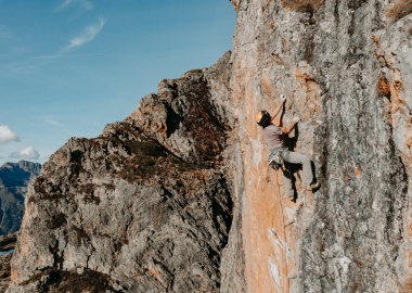 Initiation à l’escalade en falaise pour les ADOS