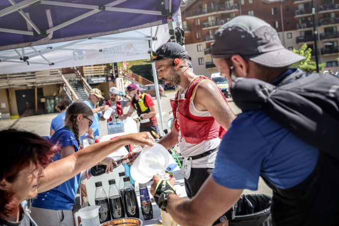 Volunteer at the refreshment station on Place des Orgières in Auris