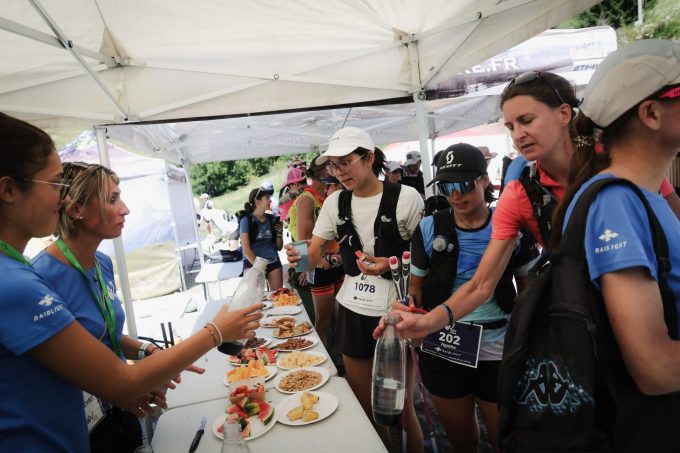 Volunteer at the refreshment station in Besse