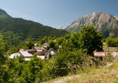Le tour des hameaux – Hiking from Les Cours