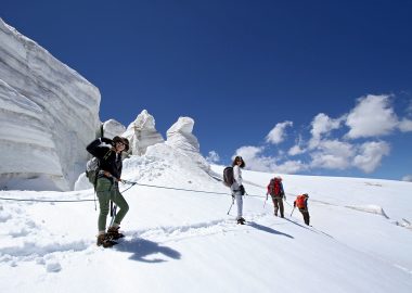 Glacier hiking & mountaineering – Les 2 Alpes Guides Office