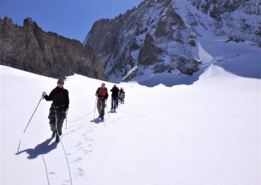 Discovery walk on the glacier with the Bureau des Guides